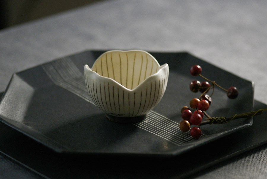 奥田章｜黒十草八角プレート(L) ｜作家の器と暮らす IVORY