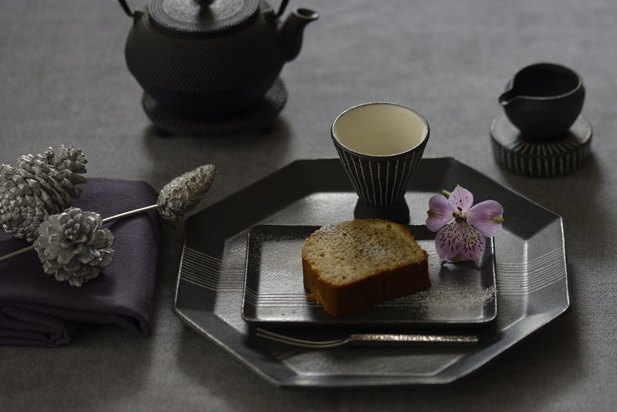 奥田章｜黒十草八角プレート(L) ｜作家の器と暮らす IVORY